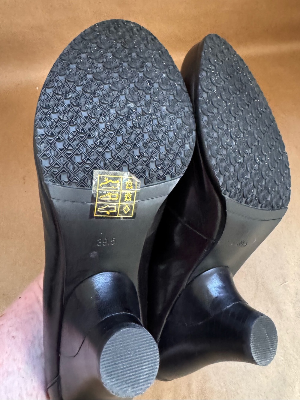 Vintage Everybody by BZ Moda Black Leather 3” Pumps w brown trim. Size EU39.5 - Picture 6 of 8